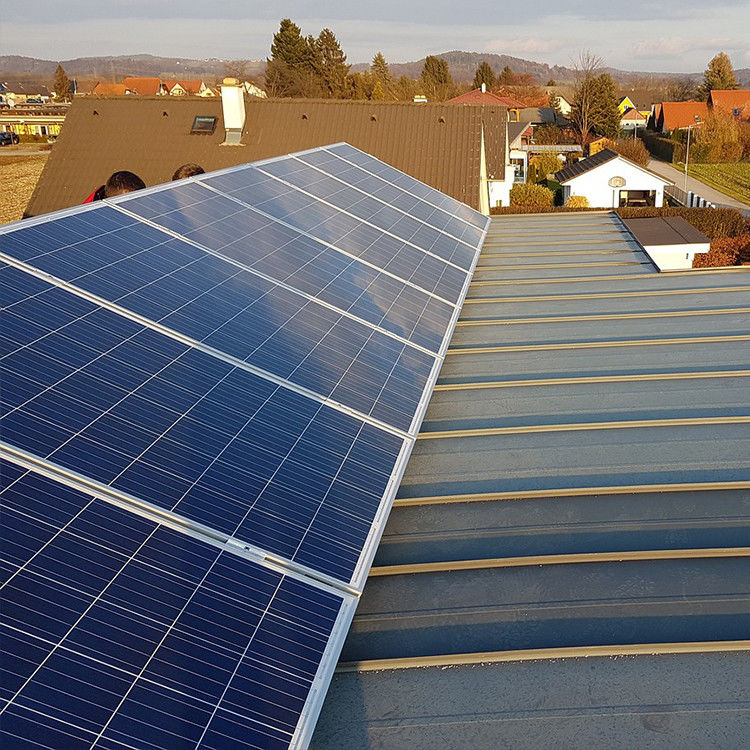 Instalação de painéis solares à prova d'água IP65 670w com um conector compatível