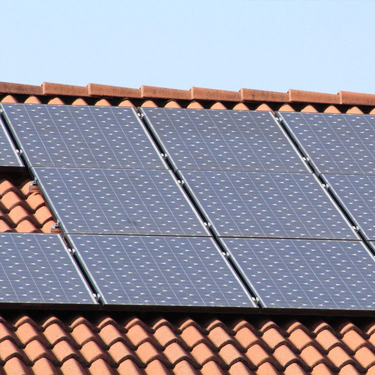 Painel solar preto de 400 watts com material de superfície de vidro e 12 anos de fabricação